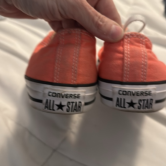 Women’s size 9 Converse in coral color - Picture 4 of 7
